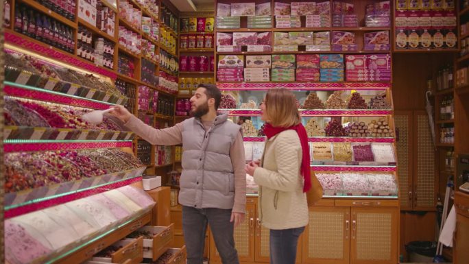 SLO MO大集市展示:土耳其小贩向高兴的女顾客介绍芳香香料#SpiceMarketDiscover