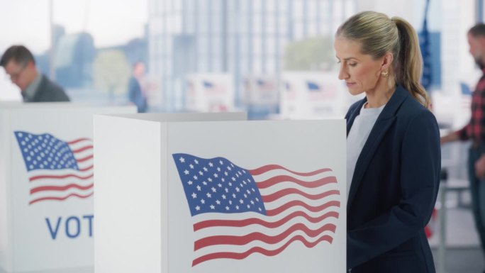 人们履行公民义务，参观现代投票站，在悬挂美国国旗的投票站用选票投票选出的官员。选举日的男人和女人