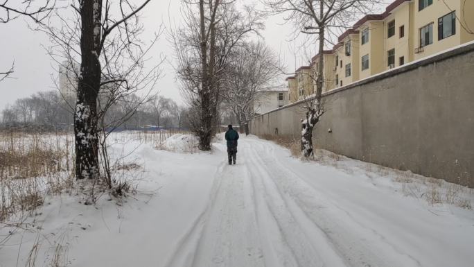 一个人的背影 雪地 出行散步 结冰 打滑