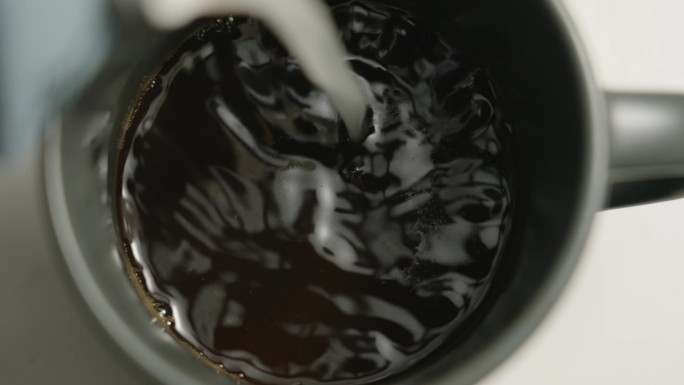 咖啡壶慢动作倒出咖啡液体