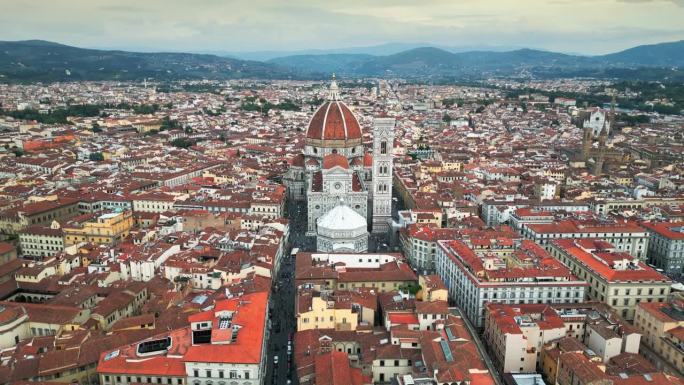 4K鸟瞰实时镜头的佛罗伦萨大教堂或大教堂圣玛丽亚德尔菲奥里和佛罗伦萨城市，这是全景，佛罗伦萨，意大利