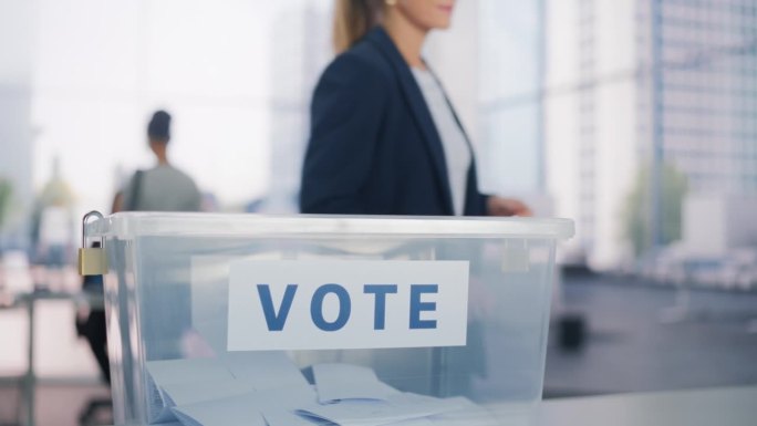 填塞选票的概念:威胁民主进程和公平政治制度的选举舞弊。不同的选民在投票站投票，并把选票放进密封的盒子