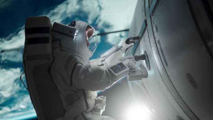 宇航员在外太空工作，背景是华丽的蓝色星球。空间技术人员正在用自动螺旋枪修理国际空间站上的面板