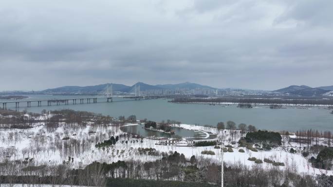 航拍襄阳汉江月亮湾公园冬天雪景自然风光