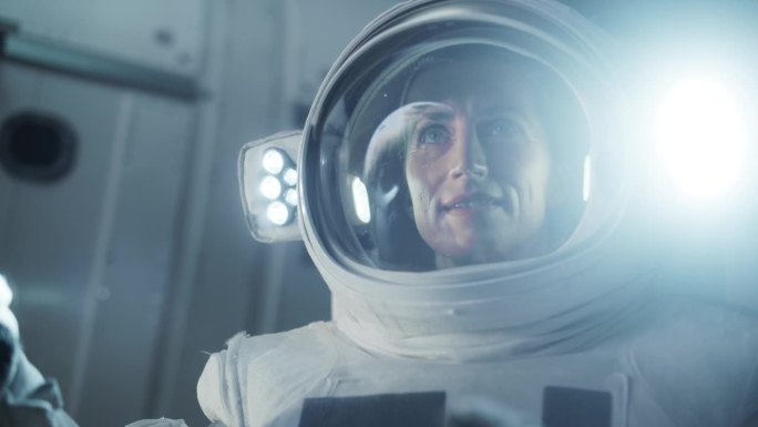 第一位女宇航员登陆月球。一个美丽的女宇航员站在太空中，看着地球的特写。蓝色星球映在她的头盔上。太空旅