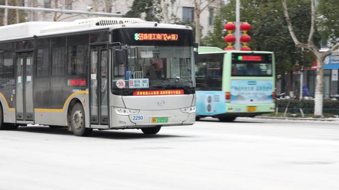 公交车行驶在结冰的道路上