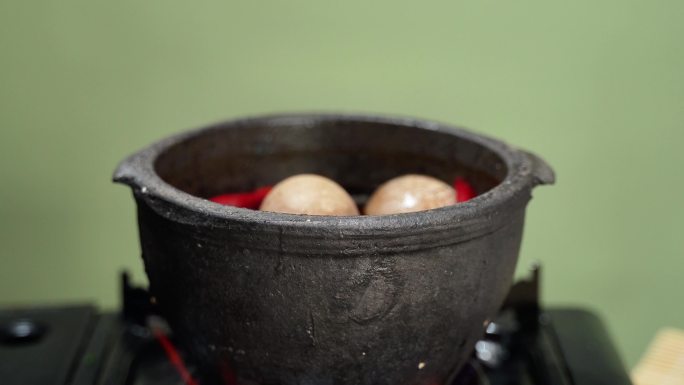 煮鸡蛋的砂锅中放上锅盖