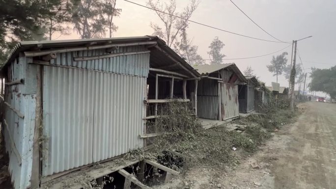 多个铝制废弃小屋的电影侧面视图在夜间在印度加尔各答。