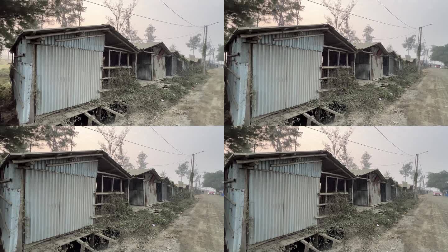 多个铝制废弃小屋的电影侧面视图在夜间在印度加尔各答。