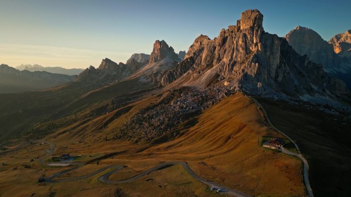 日落时分的Giau山口的4K鸟瞰图，这是意大利多洛米蒂山脉最著名的山口之一，