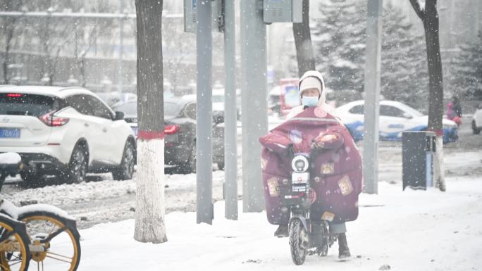冬季下雪天路边等候的行人