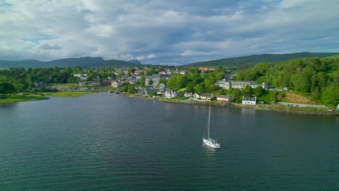航拍:帆船停泊在风景如画的岛屿小镇旁的避风港湾