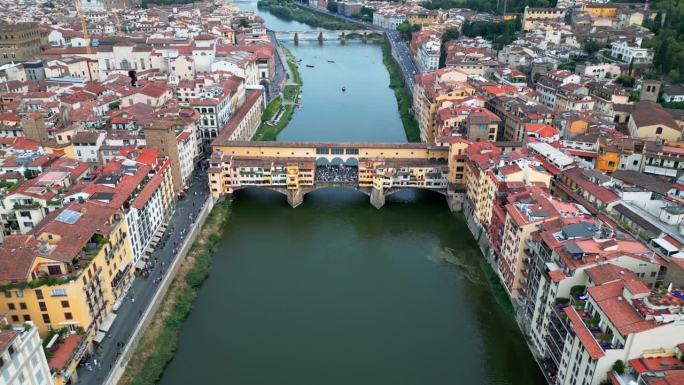 4K鸟瞰图实时镜头阿诺河，虽然桥阿拉卡拉雷亚，桥圣特里尼塔，桥维奇奥和佛罗伦萨市，佛罗伦萨，意大利，