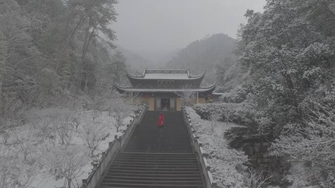 雪中玉泉寺红衣女子独步长梯 4K航拍