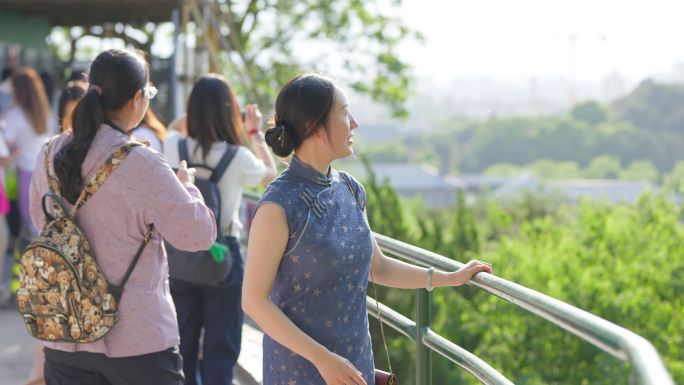 穿旗袍的女人拍照