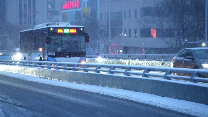 公交车雪中穿行