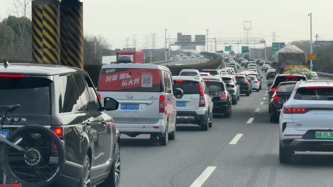 春节假期的高速公路堵车