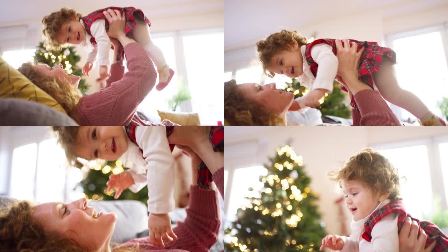 可爱的白人母亲和她的小女儿在家里享受圣诞节的气氛