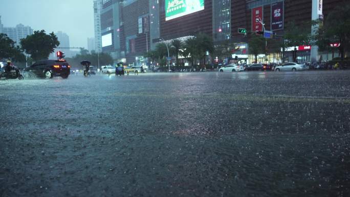 黄昏雨中城市-慢镜头