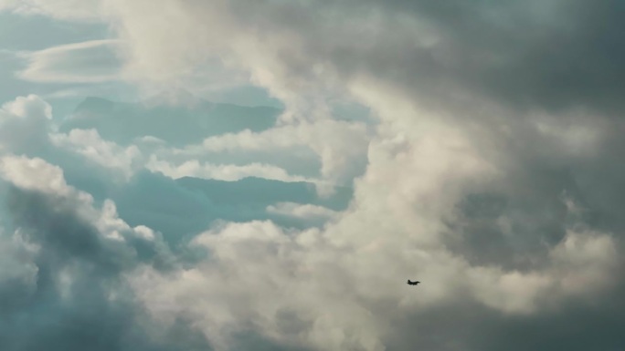 飞机在云层中飞行的鸟瞰图