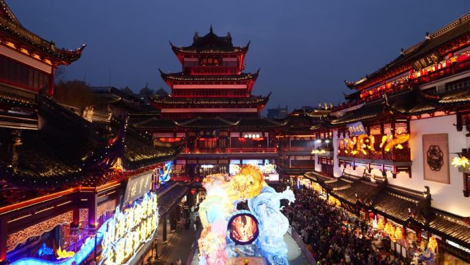 元宵节在中国新年(龙年)，夜景五颜六色的灯笼和拥挤的人走在豫园，高角度观看4k慢动作镜头。