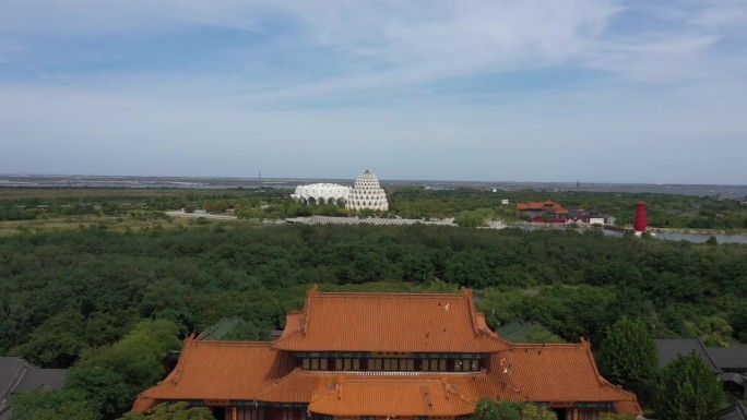 一座寺庙坐落在岛上