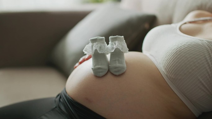 怀孕怀孕的母亲女人等待婴儿期待降临新生儿