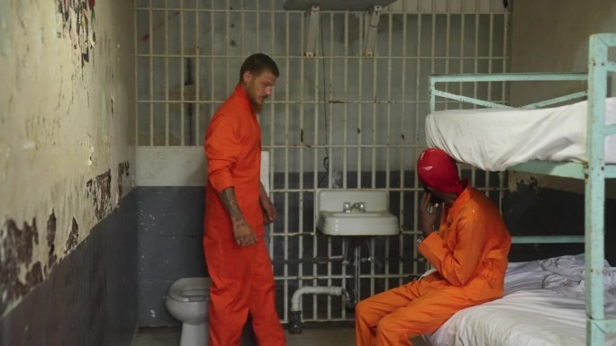 两个囚犯在他们的牢房里