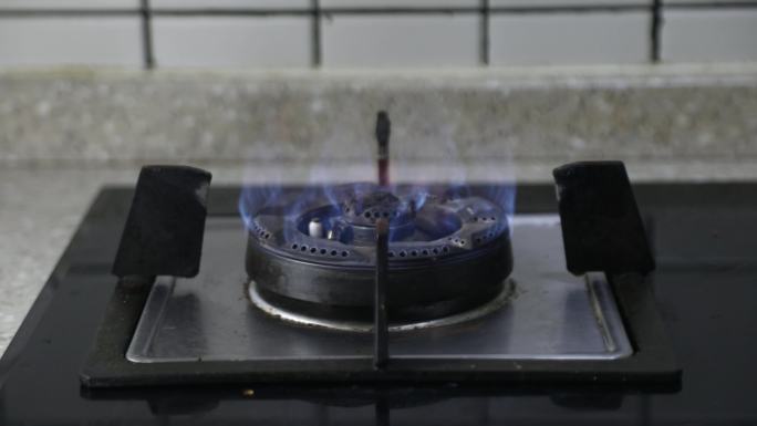 【4K】厨房煤气炉、燃气灶打火点火特写