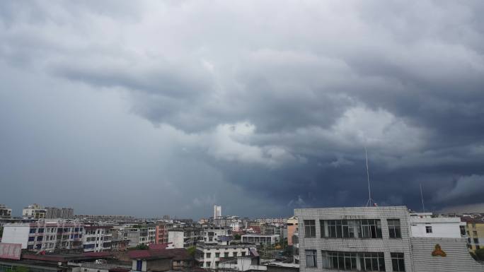 延时拍摄暴雨前乌云变化