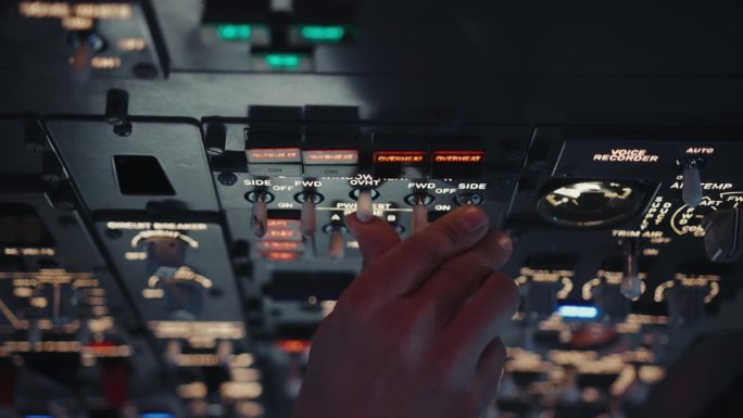 航空飞行员座舱与引航飞机导航。飞行员在飞行舱内使用电子计算机设备的一只手特写。飞行工业的人驾驶飞行飞