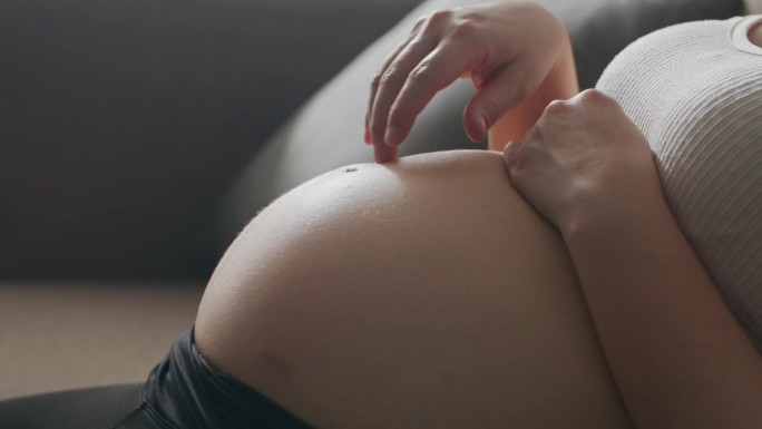 孕妇的手抚摸着肚子
