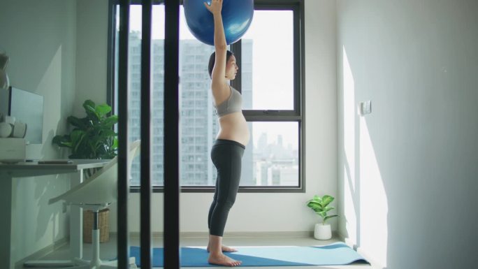 孕妇在家练瑜伽孕妇练瑜伽球视频素材