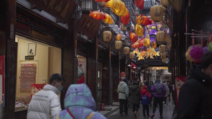 白天飘雪鲤鱼彩灯古风商业街人流