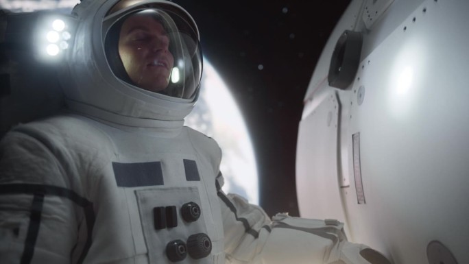 一个戴着头盔和宇航服的白人男性宇航员在外太空的肖像，在零重力下漂浮，惊奇地环顾四周。太空旅行，太阳系