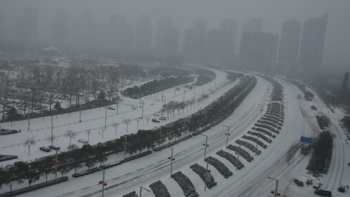 下雪的城市街道 郑州  雪景