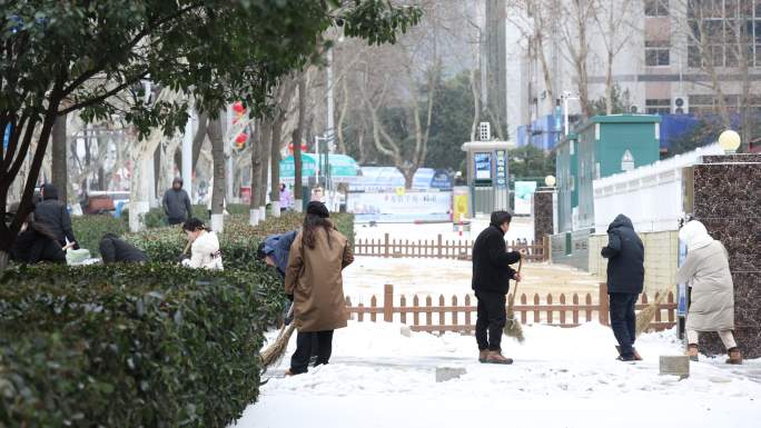 道路上铲雪的干部群众