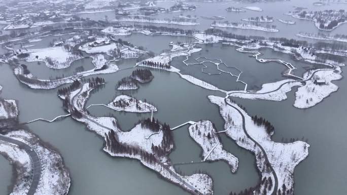 航拍扬州北湖湿地公园雪景树林湖泊