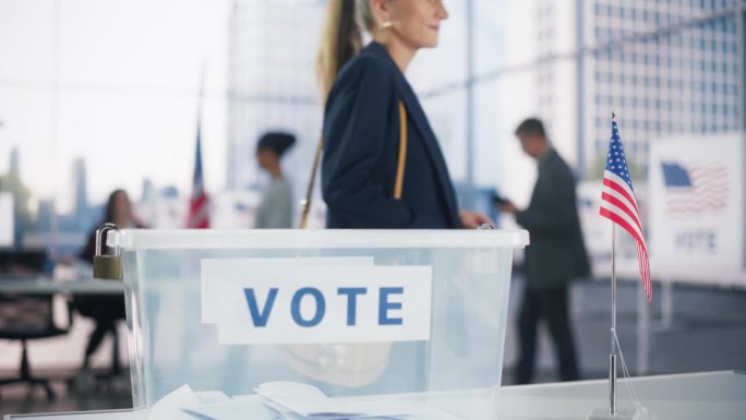 美国人民在选举日参观投票站。女性和男性选民投票并将选票放入透明密封的盒子