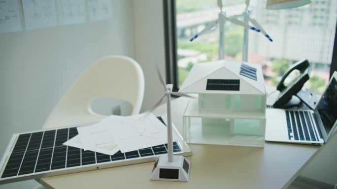 工程师办公室办公桌上的风力发电机塑料模型