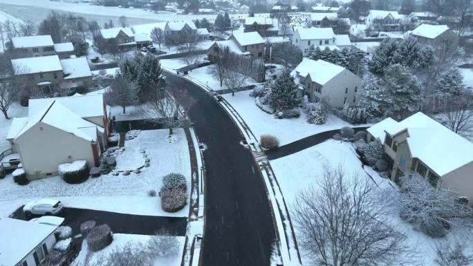 美国高档社区遭遇暴风雪和小雪。美国城市郊区街道上的大房子和住宅。