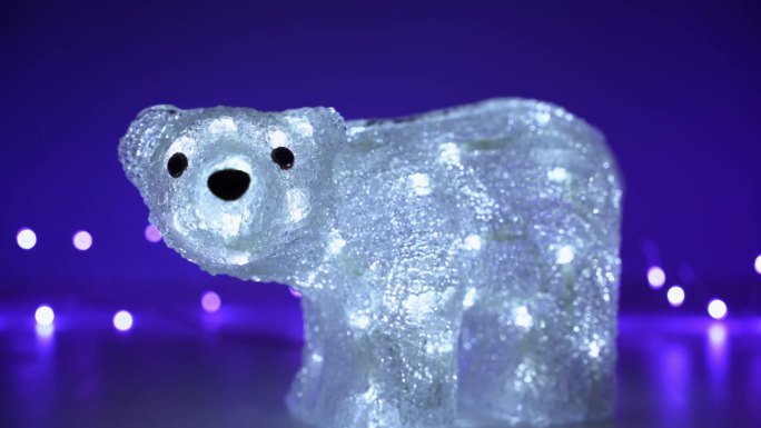 发光的北极熊在蓝色的背景与灯光