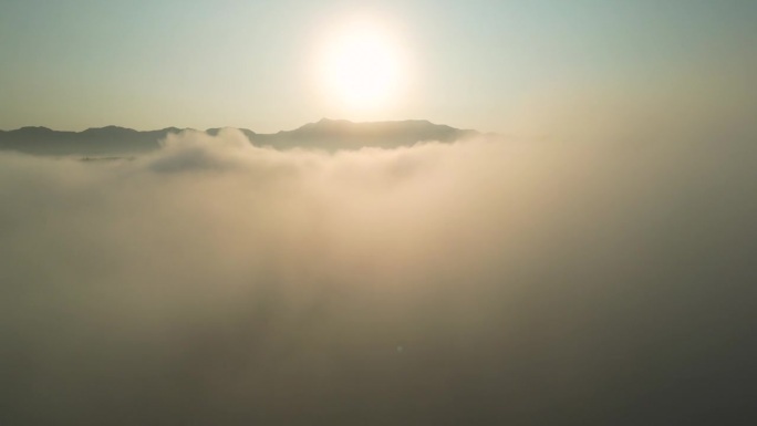 云雾在天空中移动，日出与山