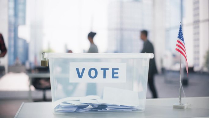 不同的女性和男性选民在投票站投票并将选票放入密封箱。爱国的美国人在美国选举日