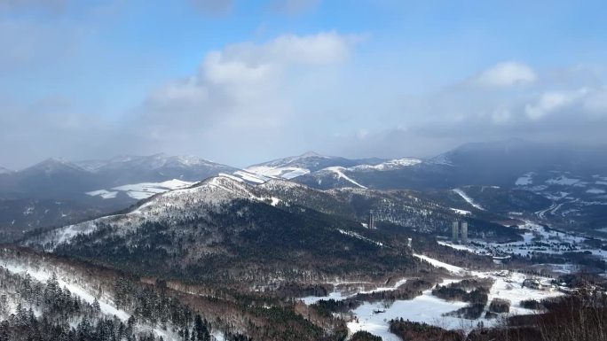 Tomamu是北海道中部一个现代化的高级滑雪胜地，从札幌以南乘火车约90分钟即可到达。度假村覆盖了两