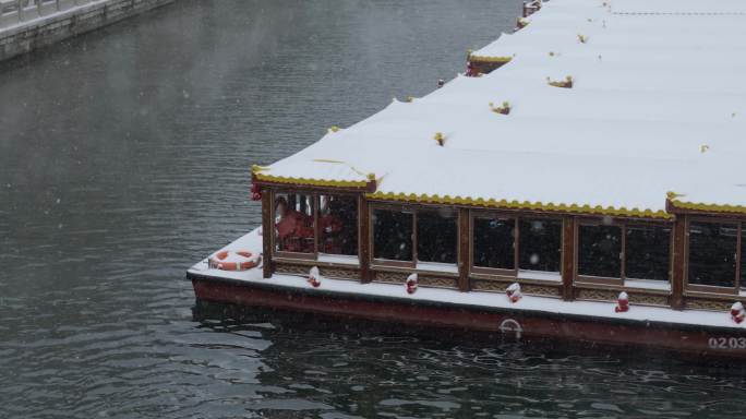 护城河航拍地拍下雪