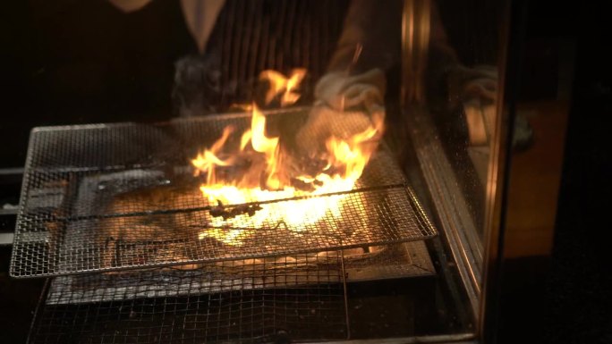 炭烧烤鸡肉串和火焰烧烤日式居酒屋式料理，可根据厨师的订制烹饪