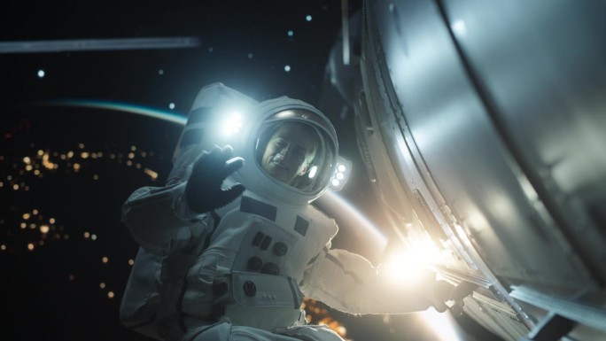 一位勇敢的女宇航员漂浮在宇宙飞船外，一只手抓住火箭，另一只手挥手。穿着太空服的职业女性微笑着在镜头前