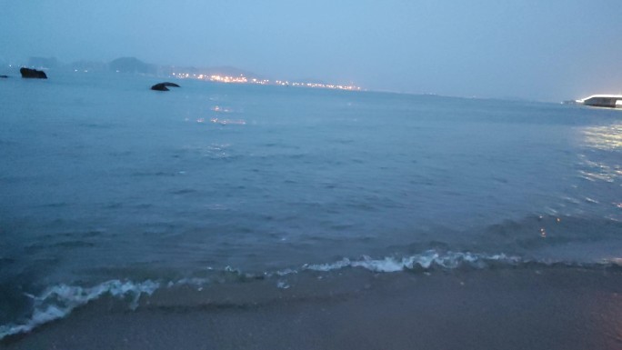 凌晨将近日出的海边