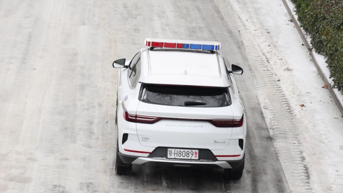 警车带领除雪车除雪